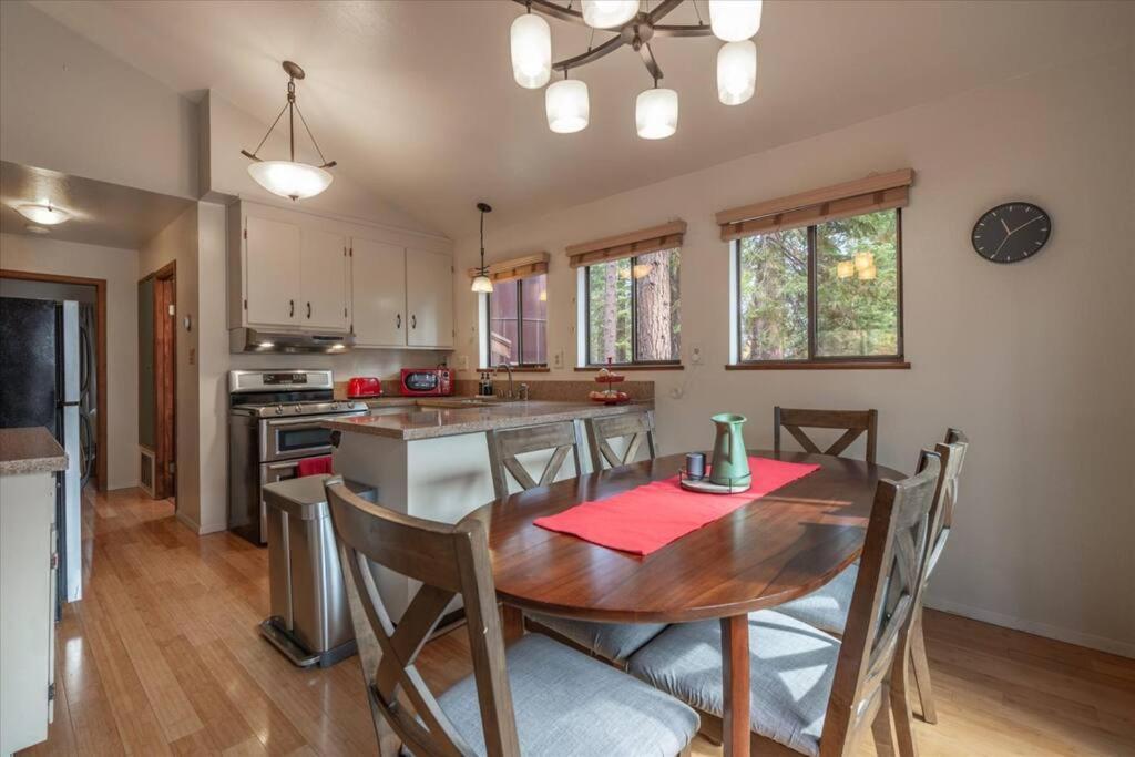 Cozy Pet-Friendly Cabin W Fenced-In Yard Close To Slopes Beach Town Carnelian Bay エクステリア 写真